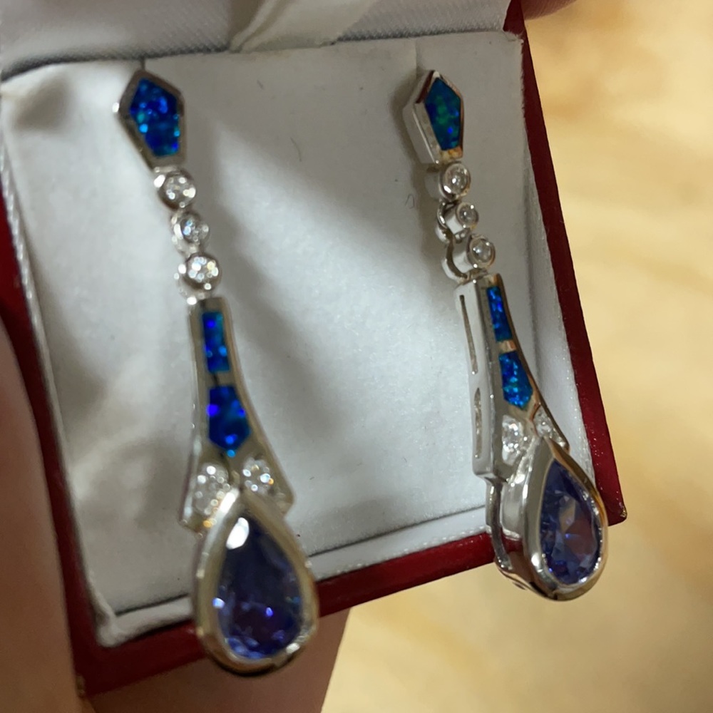 Dangle earrings. - Picture 2 of 3